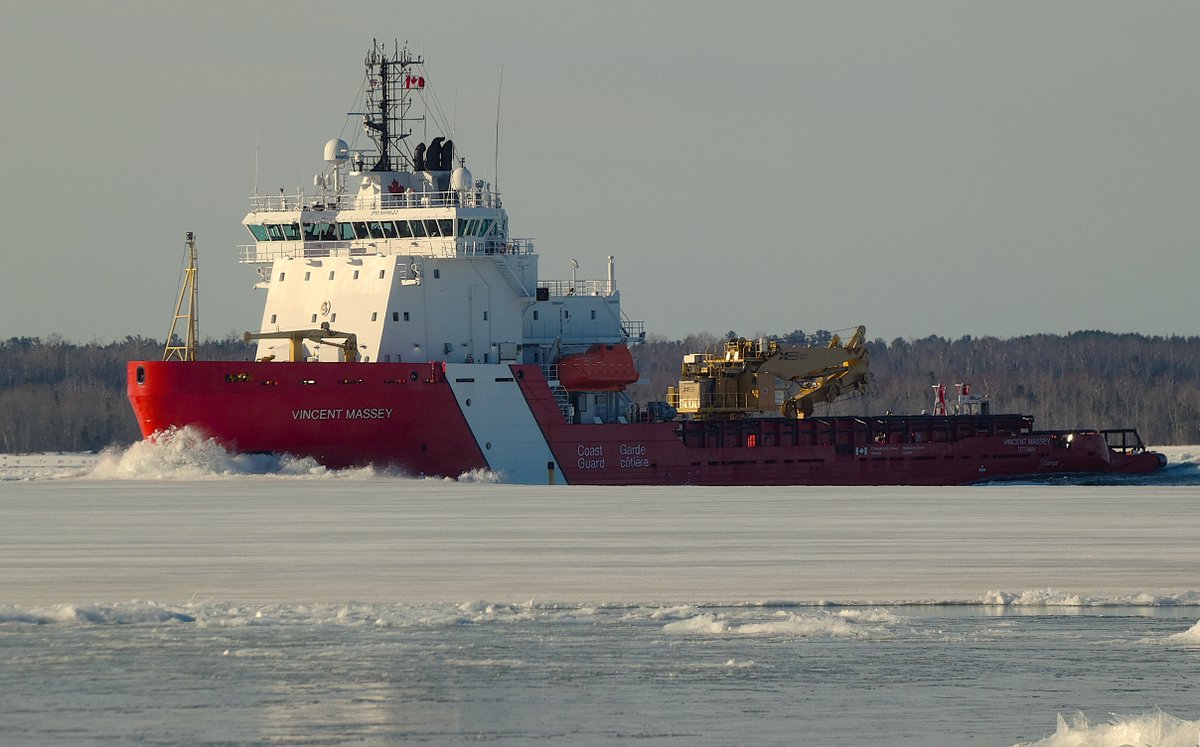 CoastGuardCAN's tweet image. Icebreaking isn’t just a service, it keeps supply chains moving. ❄️🚢 

Since March, our icebreakers have sailed over 6639.05’nautical miles on the Great Lakes, breaking out harbours, keeping lanes open, and safely escorting over 81 vessels.