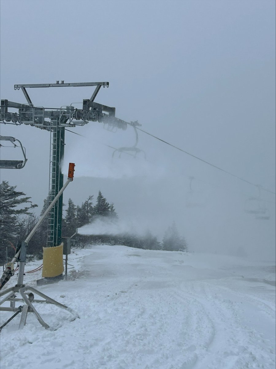 jaypeakresort's tweet photo. 4-6" of fresh snow has stacked up since yesterday morning. And around 30 snowguns are firing at 1,200 gallons per minute, rebuilding the base and reinforcing thinner areas to keep access to that deeper snowpack across the mountain. https://t.co/mZ0fgYKhAi