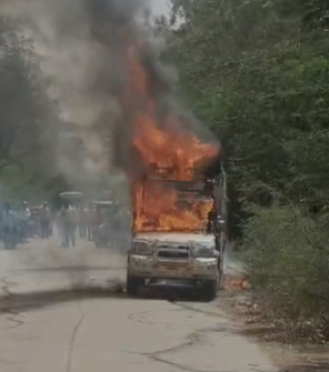 bstvlive's tweet image. हमीरपुर: पिकअप गाड़ी में अचानक लगी आग

➡दहेज का सामान लादकर जा रहा था
➡पिकअप में लदा सामान जलकर ख़ाक 
➡रोड किनारे खेतों तक फैली आग 
➡फायर बिग्रेड की टीम ने आग बुझाई 
➡राठ कोतवाली क्षेत्र के सरसई का मामला 

#Hamirpur #FireAccident #UttarPradesh @hamirpurpolice