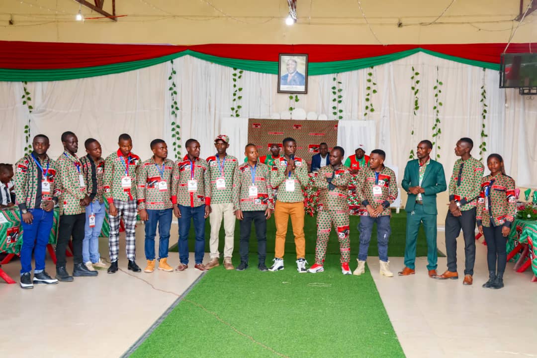 CnddG2737's tweet photo. 1/#Burundi ,tugaruke kuri amwe mu masanamu yaranze umusi mukuru wo kwakira imbonerakure zaje kwiga mu makaminuza atandukanye z'imvukira z'intara ya Gitega , mu kwipfurizanya umwaka mushasha 2026 no kwigira itsinzi barose mu matora ya 2025. @kadenys2 @DorianeMunezero @R_Ndikuriyo https://t.co/d4GTrBUctI