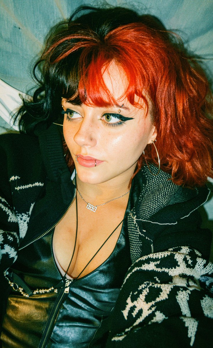 _snakesart_'s tweet image. Me vs some recent doodles 
[#art #drawings #selfie ]