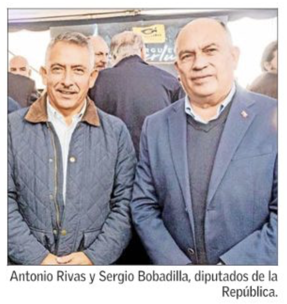 TodosPescamos's tweet photo. 1er acto: Gobierno elige a subpesca a militante de la UDI
2do acto: Subsecretario retira proyecto de nueva ley de pesca
3er acto: la Industria celebra una "certificación" que valida su explotación de la merluza y adivinen quiénes salen en las fotos
¿Cómo se llama la obra? https://t.co/nqEXtUpouZ