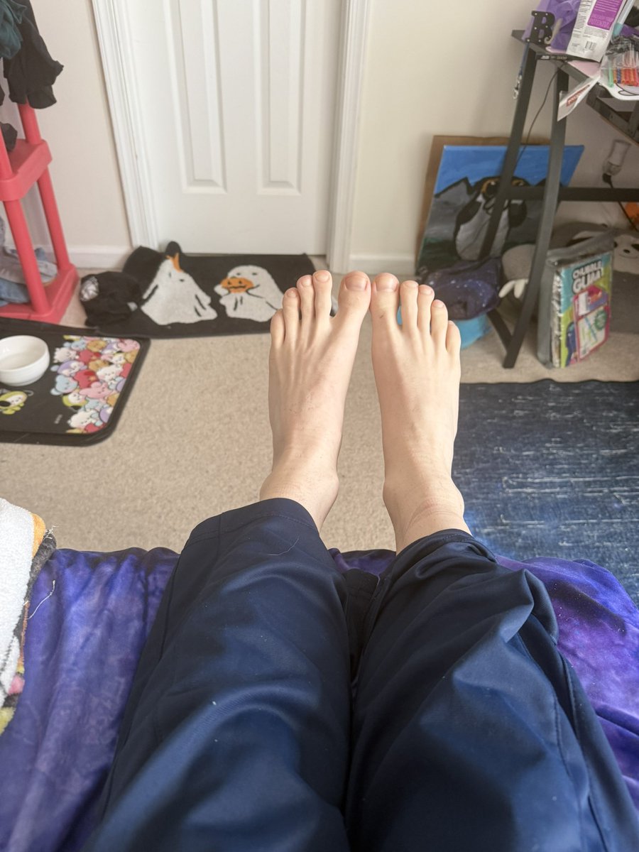 Skylar448's tweet photo. Hey hey 😇back again hope you start your week out good maybe this will help 🤭
#soles #footfetısh #feetworshi̇p https://t.co/6Hzhwz8uRc