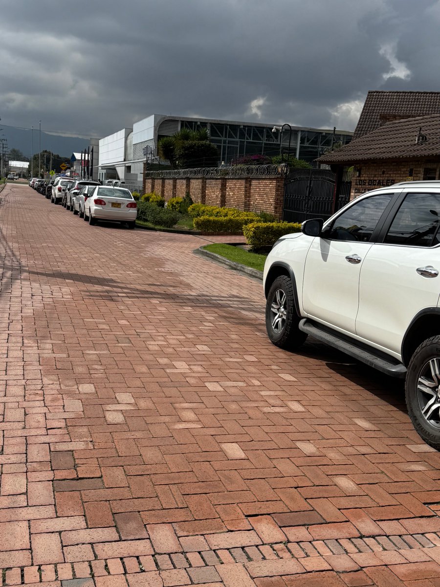 rdescobar's tweet photo. El concesionario de ⁦@FordColombia⁩ de la Av. Boyacá con calle 170, no contento con utilizar un carril de la vía pública para parquear motos y carros. Ahora va por los andenes ⁦@SectorMovilidad⁩ ⁦@Z11Suba⁩ ⁦@Bogota⁩ https://t.co/VlW47DHC1F