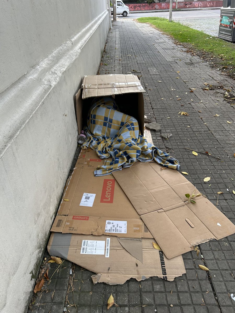 Hasta cuando vamos a ver gente así en la calle ? O estamos esperando que se mueran y ahí recién arrancamos a hacer algo ? <a href="/midesuy/">Ministerio de Desarrollo Social</a> !!