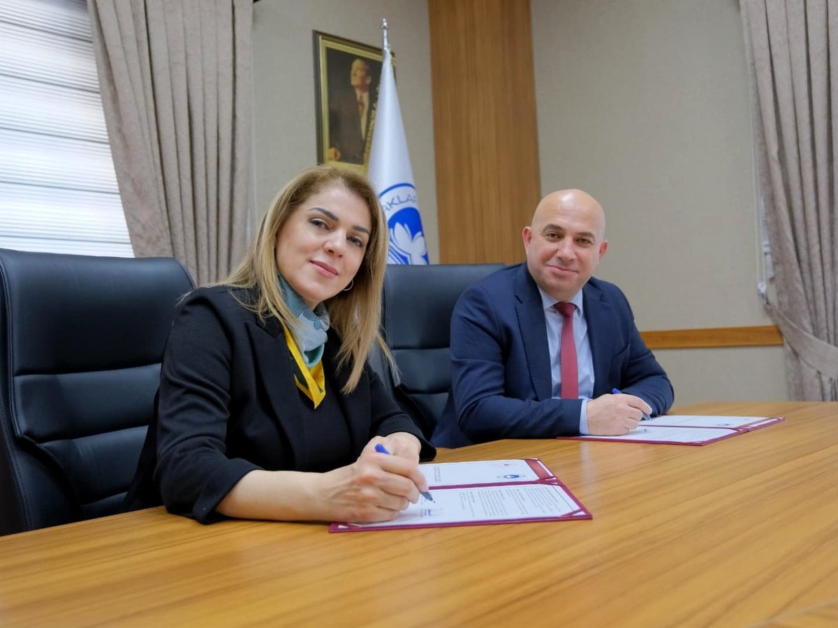 tarimkirklareli's tweet photo. 🤝İl Müdürlüğümüz ve Kırklareli Üniversitesi arasında Kapsayıcı İş Birliği Protokolü; İl Müdürümüz Gökhan KARACA ve Kırklareli Üniversitesi Rektörü Prof. Dr. Rengin AK tarafından imzalandı.
#Kırklareli
@gokhankaraca_ @ibrahimyumakli @ugurturan68
@valikirklareli @TCTarim https://t.co/PqjP3jHerQ