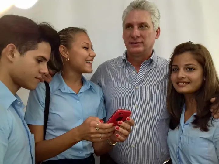 naimatrujillob's tweet photo. Desde #CubaMined🇨🇺 la felicitación para quien en su andar sencillo y altruista va cargado de niños, adolescentes y jóvenes, pensando en sus sueños, protegiendo sus destinos, exigiendo para ellos la mayor prioridad
#ConFidelEnCadaAula https://t.co/ftwN2DKcO2