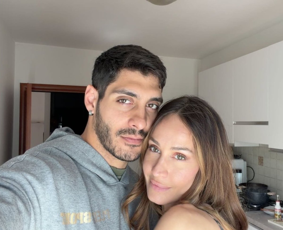 MonicaV20641053's tweet image. H : io non vedo l'ora di vivere con lui fuori🫶🫶
H : lui è  misterioso,  sa dire le cose, lui sa tutto di me, complicità 
È  nato piano ♥️♥️♥️♥️
Una delle piu belle storie d'amore 
♥️🫶🥰🌟🦋🐾🐎🧸❤️
#javi7 #helevier #heleners #JavierMartinez #helenaprestes #GrandeFratello