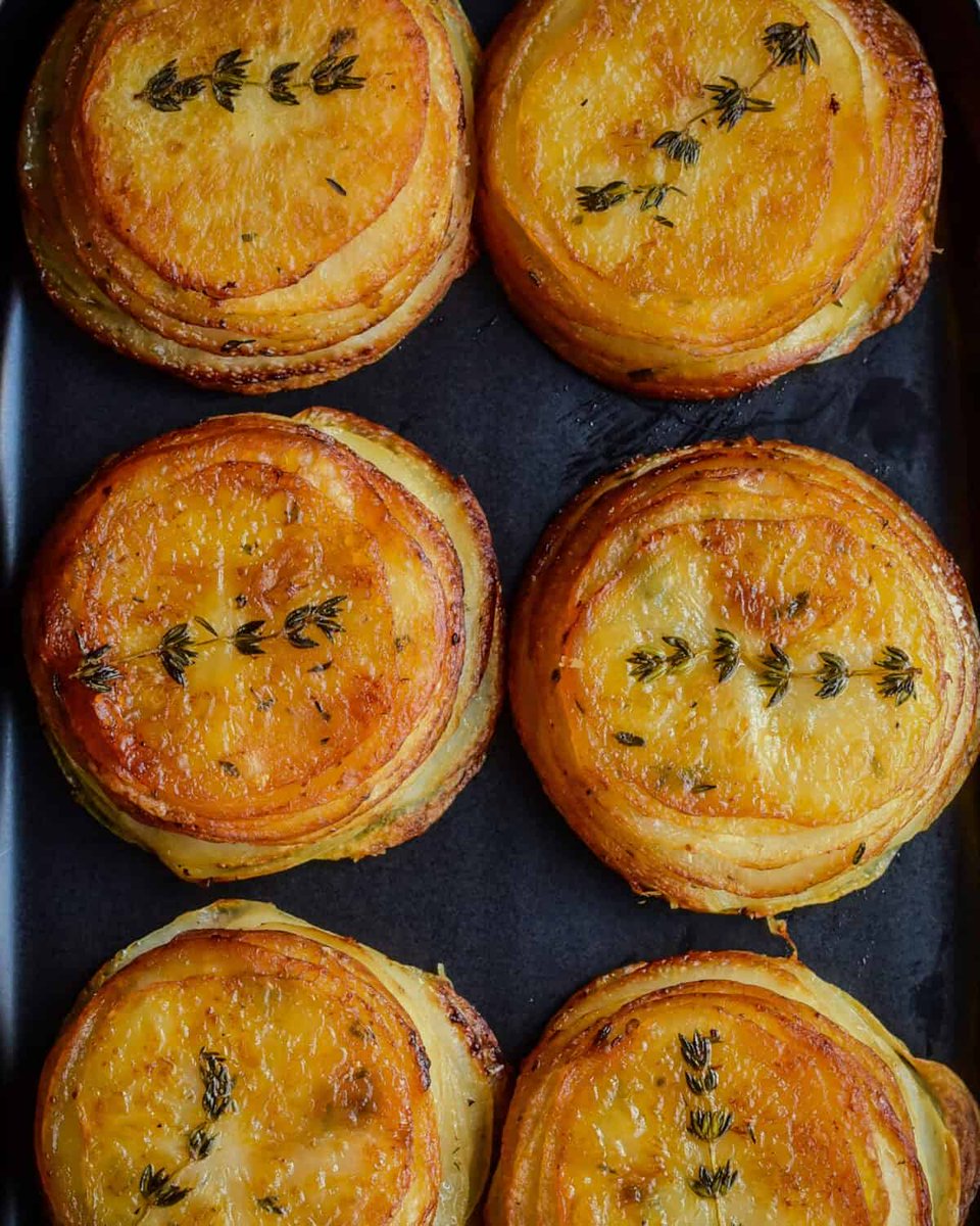 Zimmysnook's tweet image. Potato Stacks with buttery garlic, fresh thyme &amp;amp; Parm with a golden crunch! A dish that disappears the second it hits the table!✨ 
Recipe: zimmysnook.ca/crispy-piri-pi…

#potatorecipes #foodie #MondayVibes