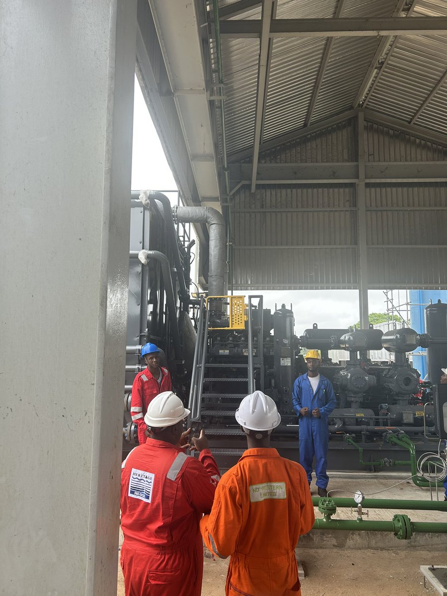 siri_dev04's tweet image. I no know wetin computer science student Dey find for oil and gas sector, but one thing I start to observe be say tech Dey everywhere, no believe say ur options Dey limited. Grow, expand!!

@Shell @nnpclimited @NDDCOnline 
#technalogia #oil #mobileappdev