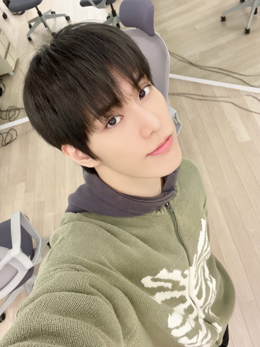 진식이 애착 니트집업 꺼내입었네에 저 나뭇잎 볼 때마다 넘 기여움…