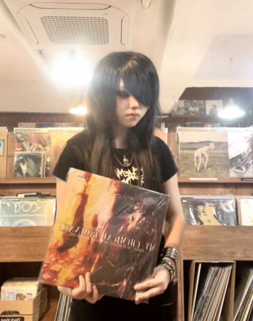 #emo_트친소 #엠샬_트친소 #일상계_트친소 
이모락 들어요.. 메탈도 좋아함 
MCR, BMTH 위주 
영상 찍는 것도 좋아해요 헤헤