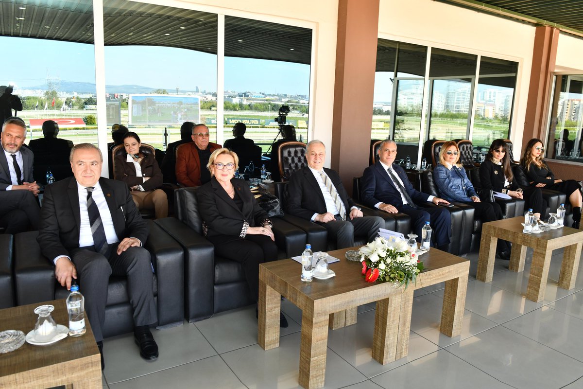 sukruerdemtc's tweet photo. #Bursa Osmangazi Hipodromu’nda belediyemiz adına düzenlenen #Mustafakemalpaşa Belediyesi Koşusu, büyük bir heyecan ve gururla gerçekleştirildi 🏇

Koşuyu birincilikle tamamlayan 3 numaralı Sword Master ve Jokey Onur Yıldız’ ı tebrik ediyorum.

#TJK https://t.co/hvt0YixY3K