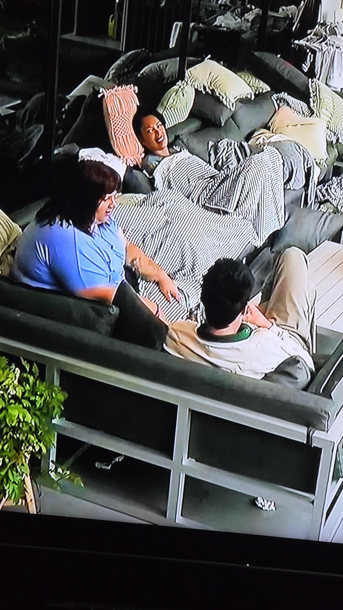 Quien puede gastar plata en estos pelotudos ? Esa gorda sucia no se baña tiene olor a aka el traba explotador de menores todo arreglado por la producción para ayudar a este grupo de mierda <a href="/GranHermanoAr/">Gran Hermano</a>