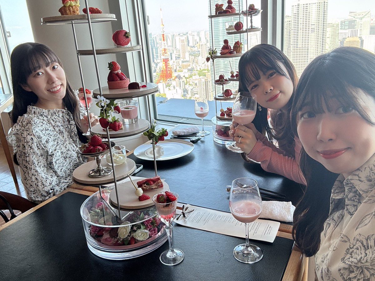 ayako_sakuraba's tweet photo. 仲良し3人組で
アフタヌーンティーに行ってきました🫖🤍

東京タワーと良い感じに
撮ってくれたみずきちゃに拍手！👏

たのしすぎたぁ〜〜〜！！🫪🫪🫪 https://t.co/e2CKwmn3q5