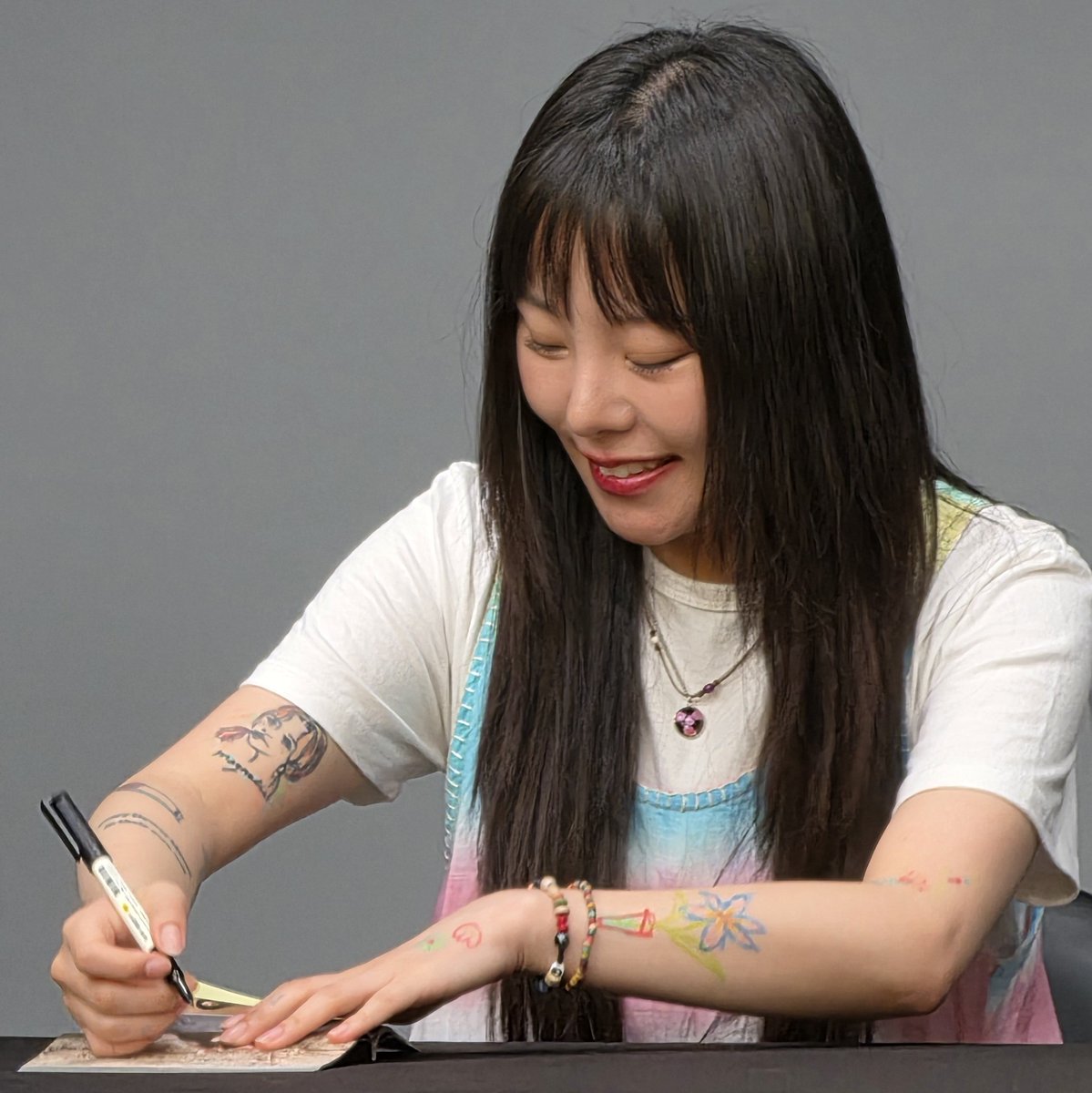 How can Wheein write a beautiful message that is so thoughtful and deeply meaningful in such a short amount of time?🥹 “I hope you guys become a relationship that shares various emotions happily.”

I asked Wheein to write a wish for me &amp; my girlfriend who is also a Wheein stan