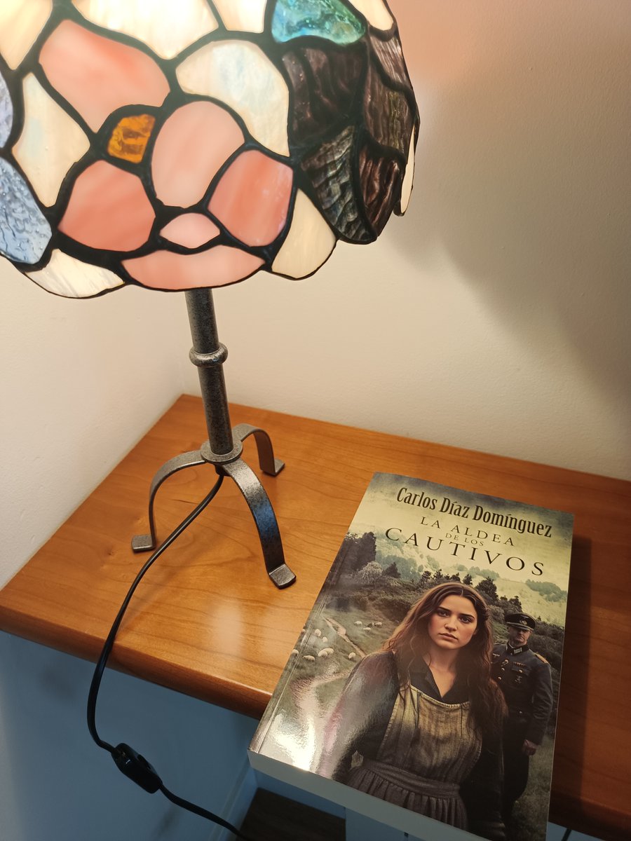 carlosdd59's tweet image. ...gracias a su magnífica visión lejana, alternaba la mirada entre las letras de un libro que le traía sin cuidado y las telas que bailaban delante de él, o quizá para él. #Londres #Santiago #Berlín #Intriga #Thriller #KindleUnlimited #Orense #Coruña amazon.es/s?i=digital-te…