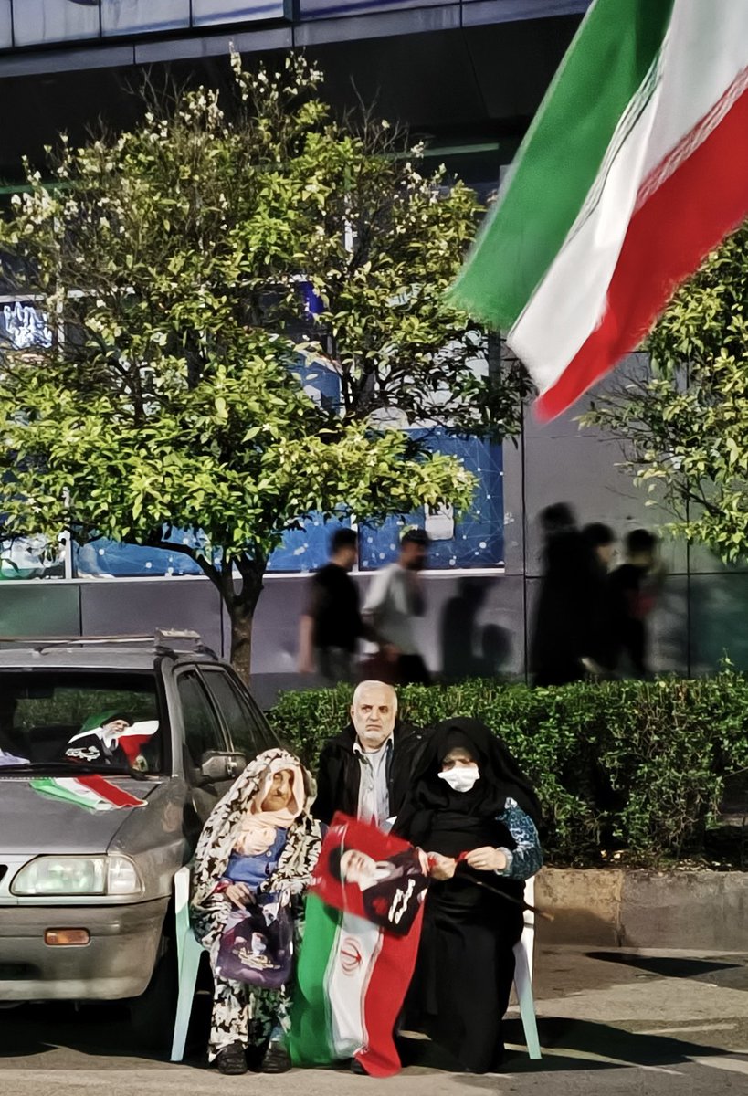 نسل به نسل، دست در دست هم؛ برای حفاظت از میراث خون شهدا ایستاده‌ایم. حضور پرشور جوانان در کنار پیشکسوتان جهاد و شهادت، پیام روشنی برای بدخواهان دارد: این انقلاب زنده است و با شتاب به سوی قله در حرکت است.
#بعثت_مردم #رزمایش_بیعت