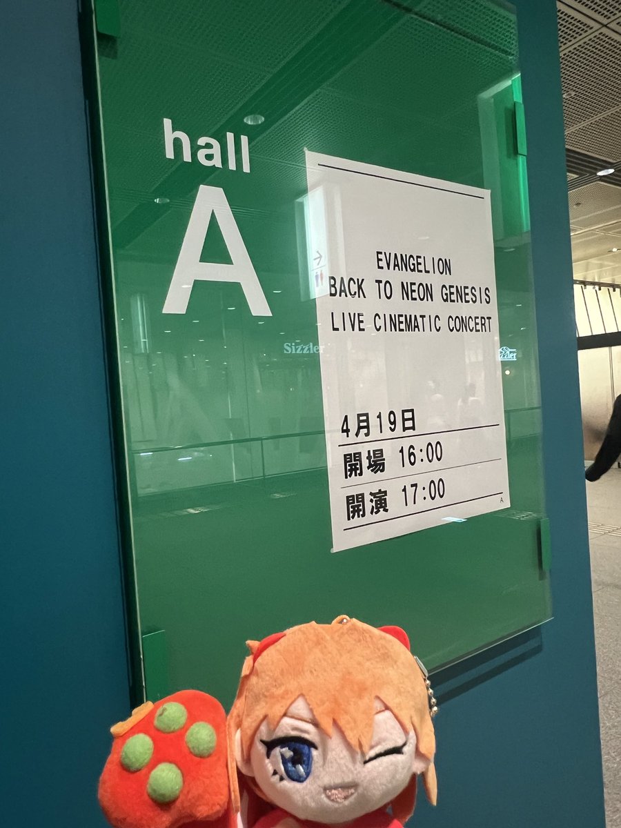 _sora9's tweet image. 当時に戻ったかのようなブラウン管TVを使った最初の演出から凄い…そこから全てが始まり、音楽•映像、何もかもが素晴らしく洗練されていて30年以上も前の作品だとはとても思えない。
鷺巣先生初めて拝見できて感激😢
また新世紀コンサートあったら良いなぁ…
有難うごさいました！
#BackToNeonGenesis