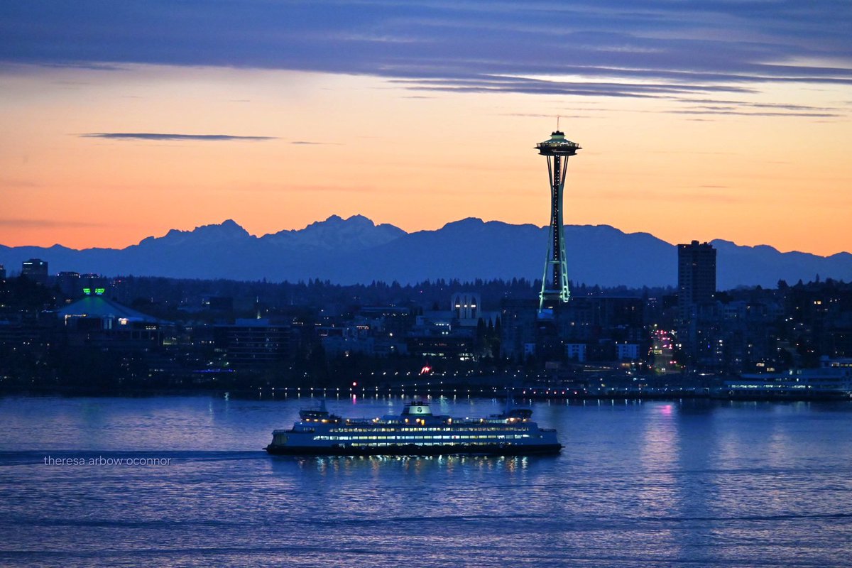 TheresaArbowOC's tweet image. A warm wonderful morning #Seattle #wawx #sunrise ♡