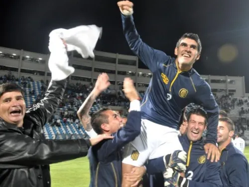 Hoy cumple 40 años JAVIER TOLEDO, héroe de aquella noche del 19 de mayo de 2013 en Jujuy, cuando con tres goles suyos ROSARIO CENTRAL consiguió la vuelta a primera división.