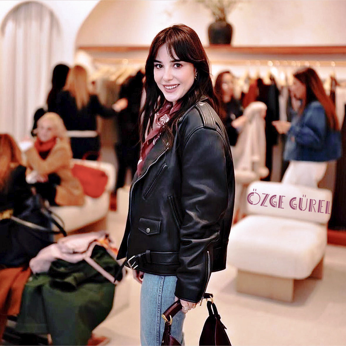 :

Un sorriso può durare un secondo..

..il tuo resta nell’anima.

#ÖzgeGürel

🤍

                        🤍