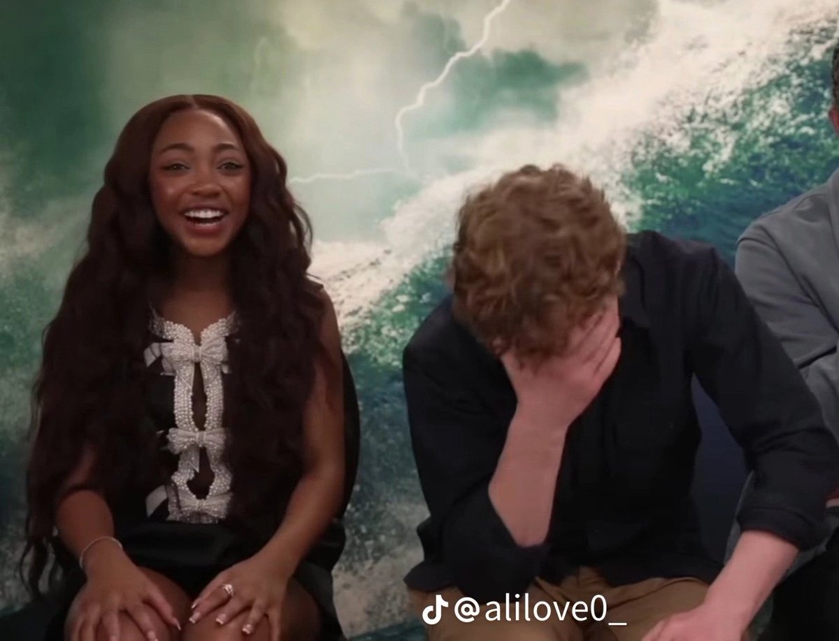 acho engraçado q em toda entrevista isso acontece KKKKKKKKKK