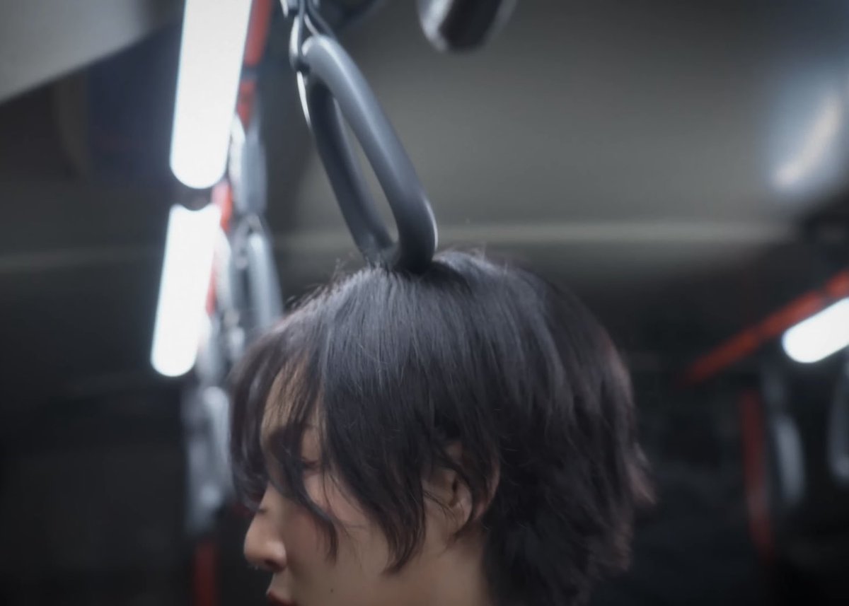 hwasa was doing pull ups on the bus 😭