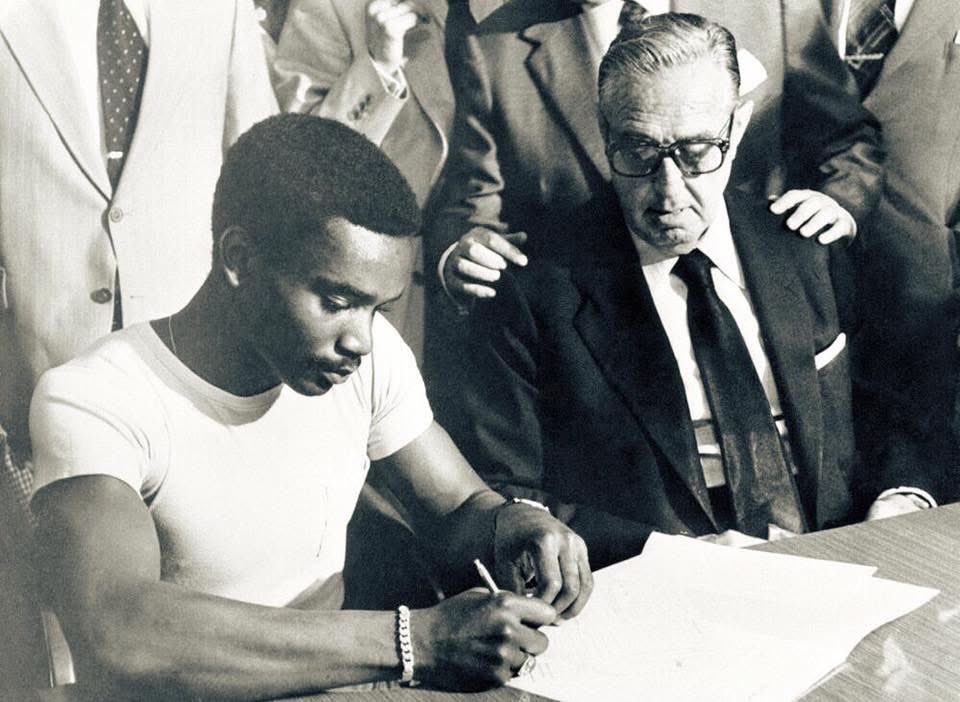 olympia_vintage's tweet image. 'Laurie' Cunningham y Luis de Carlos firmando el contrato de su vida con el #RealMadrid, 1979.