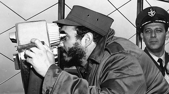FSoldadodeIdeas's tweet image. #FidelCastro estrecha la mano del Alcalde Robert Wagner, en su visita al Palacio Municipal de Nueva York.
#FidelCastro condecora a Herbert Matthews, corresponsal de The New York Times.
#FidelCastro visita el Empire State, en Nueva York.
El 23 de abril de 1959
