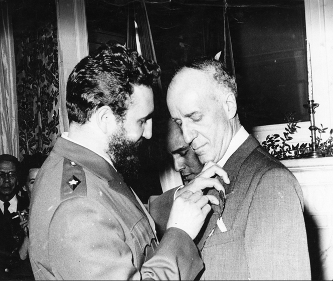 FSoldadodeIdeas's tweet image. #FidelCastro estrecha la mano del Alcalde Robert Wagner, en su visita al Palacio Municipal de Nueva York.
#FidelCastro condecora a Herbert Matthews, corresponsal de The New York Times.
#FidelCastro visita el Empire State, en Nueva York.
El 23 de abril de 1959