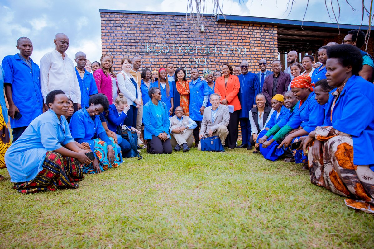 RBCRwanda's tweet image. During her official visit to Rwanda, today Dr. Sania Nishtar, CEO of @gavi and her delegation visited Mwulire Health Center and the TKMD syringes factory in @RwamaganaDistr.   She commended the Government of #Rwanda’s strong progress in expanding vaccination coverage over the