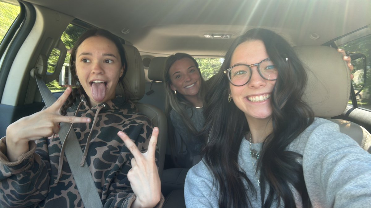 CiarraNewcomb's tweet photo. In the boro #swigrun @audreygreerr https://t.co/chpG7xLOD2