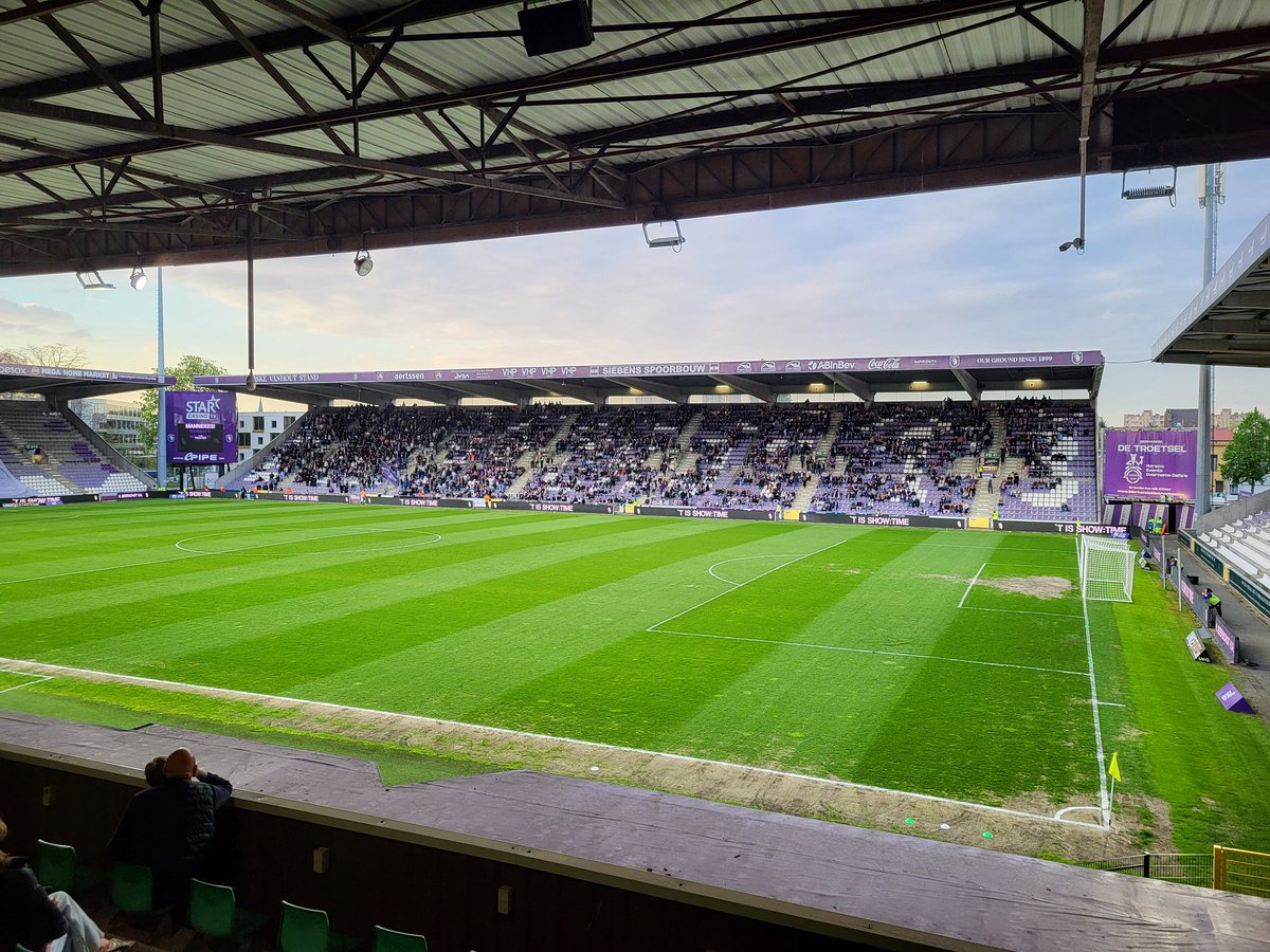 jeroen503's tweet image. Een (voetbal)weekend in Antwerpen met wedstrijden op het 1e, 2e en 4e niveau.

De aftrap op vrijdagavond met Beerschot tegen Lommel SK. Een klassiek stadion midden in een woonwijk.

#groundhopping