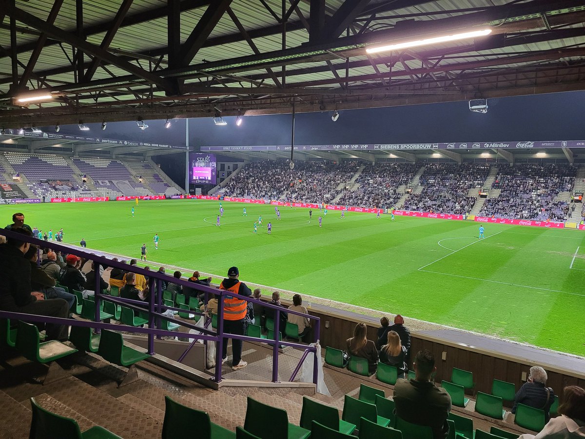 jeroen503's tweet image. Een (voetbal)weekend in Antwerpen met wedstrijden op het 1e, 2e en 4e niveau.

De aftrap op vrijdagavond met Beerschot tegen Lommel SK. Een klassiek stadion midden in een woonwijk.

#groundhopping