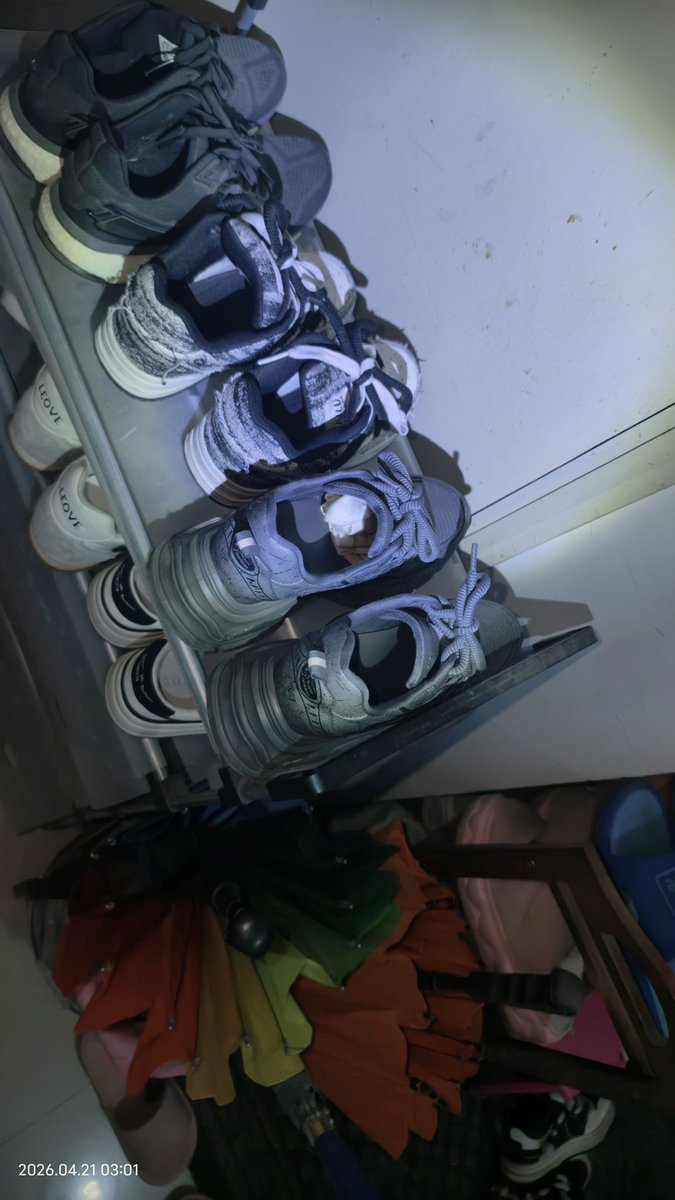 Aa_Yang686's tweet image. 学生鞋，先蹲一手，臭的一批，等后面蹲点或装个摄像头，好看的话爆射，不好看直接尿 #学生妹 #aj #扫楼。#打胶