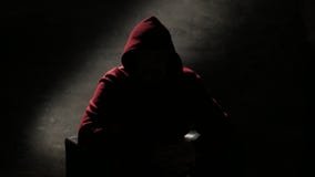 Non ho mai fatto dirette, ma...
Ho conosciuto alcuni ucraini (non russofoni) che sono venuti a vivere in Spagna poco prima della guerra, mi hanno detto che sapevano che sarebbe scoppiata
Vorrei convincerli a fare una diretta anche in forma anonima, sarebbe interessante.