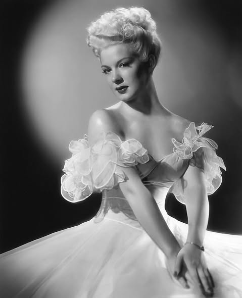 ConorDoyleDUB's tweet image. #Dublin's Theatre Royal November 1952
Betty Hutton #American stage, film, and television actress, comedian, dancer, and singer.
Her film Credits include "Annie Get Your Gun" (1950) for Metro-Goldwyn-Mayer in the role of Annie Oakley. @Workday please open #TheatreRoyalWay