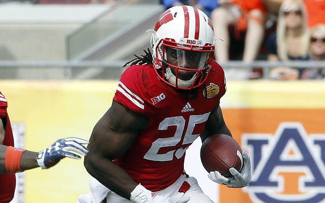 CFBTalkDaily's tweet photo. I loved the Wisconsin backs 

When Wisconsin had an identity they were so dangerous, they’d run the ball down your throat and you couldn’t stop It 

I hope they get back to this 

Legends https://t.co/cweiU8GXUm