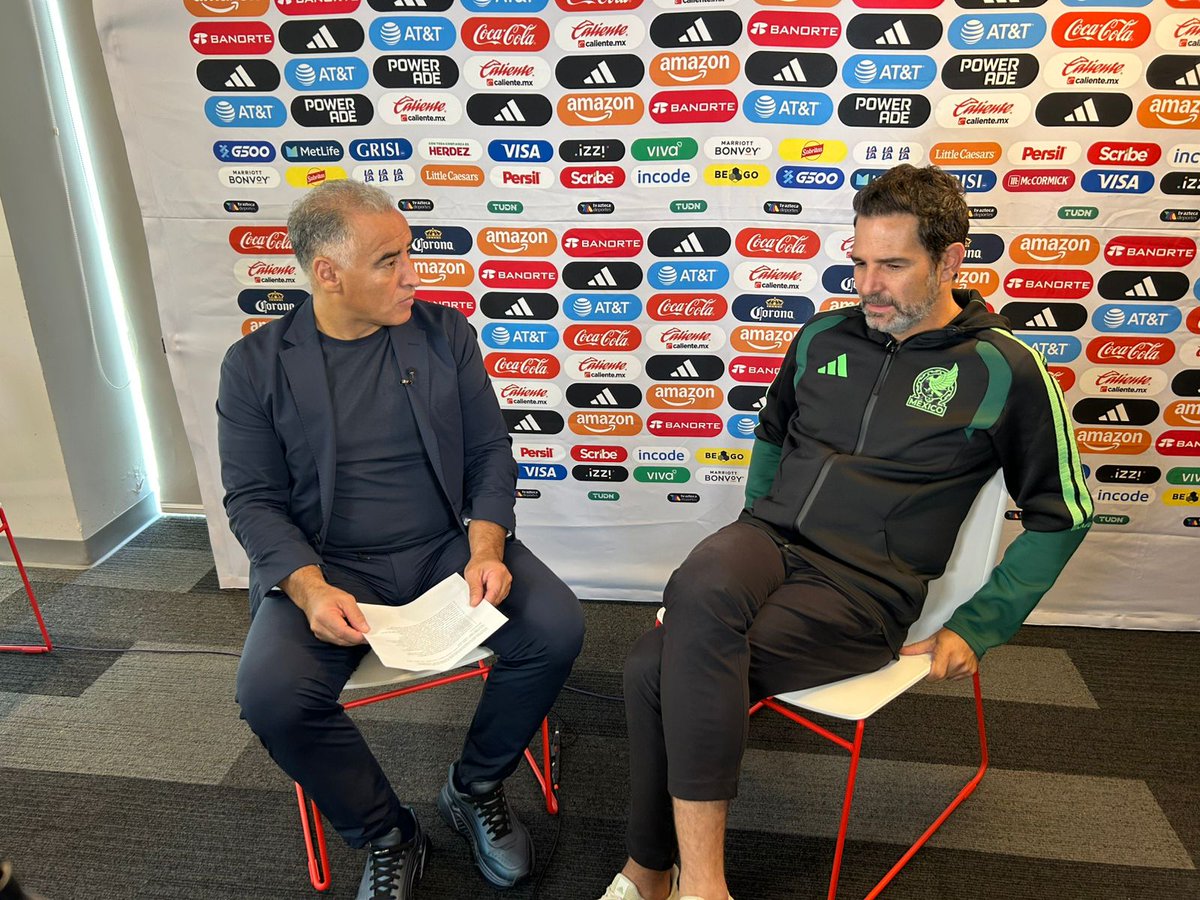 FOXSportsMX's tweet photo. ¡QUÉ BIEN, PREMIO DOBLE! 🎁 🤩

Este lunes en FOX Sports Radio, no te pierdas las entrevistas con Duilio Davino, director deportivo de selecciones varoniles y a la leyenda del futbol, Ronaldinho.

HOY, 4:00 PM MX 📺 https://t.co/cbP1LwSQOb