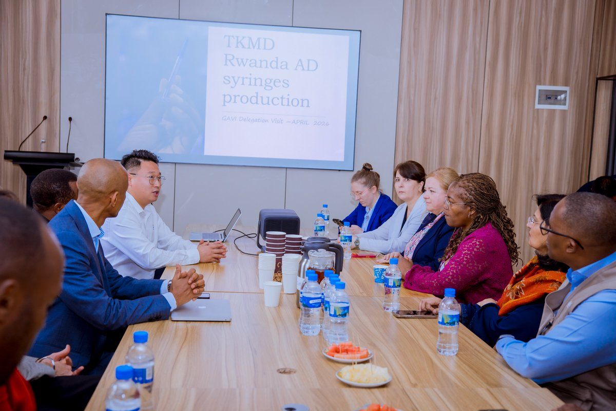 RBCRwanda's tweet image. During her official visit to Rwanda, today Dr. Sania Nishtar, CEO of @gavi and her delegation visited Mwulire Health Center and the TKMD syringes factory in @RwamaganaDistr.   She commended the Government of #Rwanda’s strong progress in expanding vaccination coverage over the