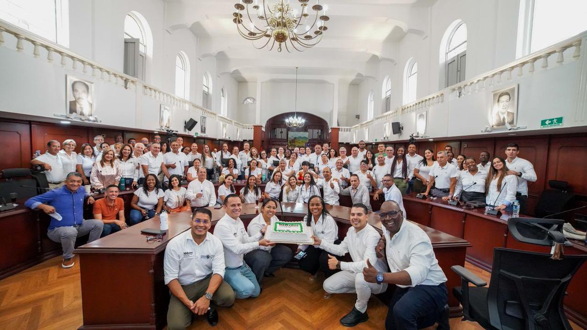 Seguimos celebrando los 100 años de <a href="/valle_agro/">SecAgriculturaValle</a>. Me honra contar con un equipo comprometido con el desarrollo rural. Gracias por ser motor y orgullo regional. La agricultura enamora: seguimos cultivando oportunidades y esperanza pa’ nuestros campesinos, hoy empresarios del campo.