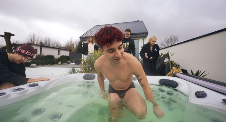 Gey_polish's tweet image. Daniel —jaki on jest zajebisty i cały czas chodzi w bokserkach #hot #sexy #influ #walic