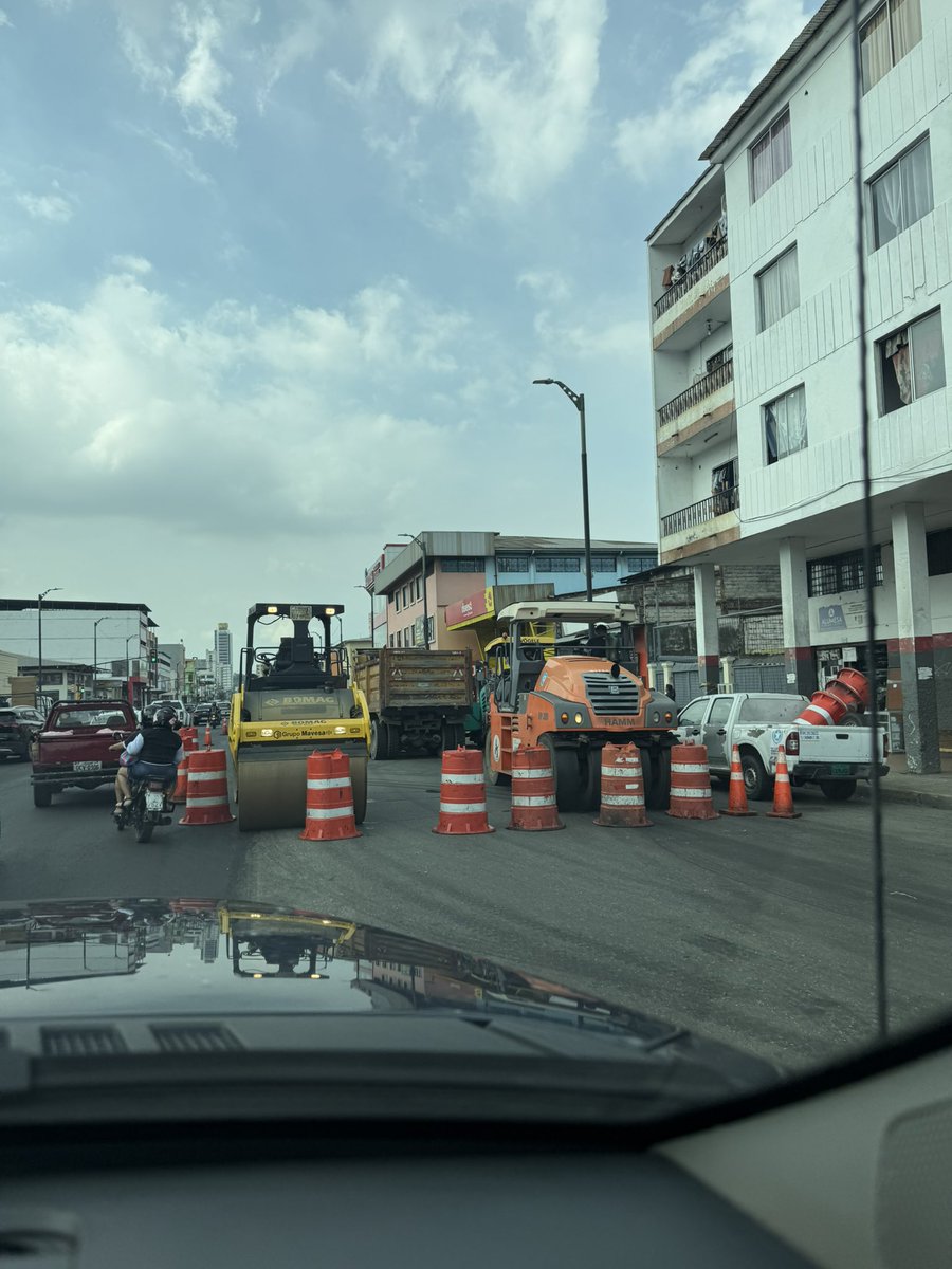 Overa9's tweet photo. Por eso nos llaman tercer mundistas, que en horas picos y de día, realizan trabajos, para obstruir el tráfico https://t.co/339IQCrgU2