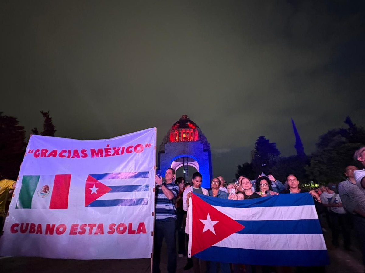 🇨🇺🇲🇽 En fotos: solidaridad con Cuba en México anoche frente al Monumento a la Revolución