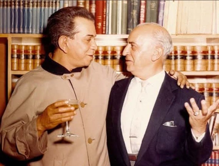 MAS_Dinastia's tweet photo. Les comparto una imagen donde se pueden observar a Mario Moreno "Cantinflas" y mi tío abuelito Roberto Rodríguez Ruelas. 🙂

(Imagen compartida con fines culturales).

#MuseoAcademiayEstudiosCreativosDinastíaRodríguez
#Cantinflas
#RobertoRodríguezRuelas https://t.co/2sScDtAKl5