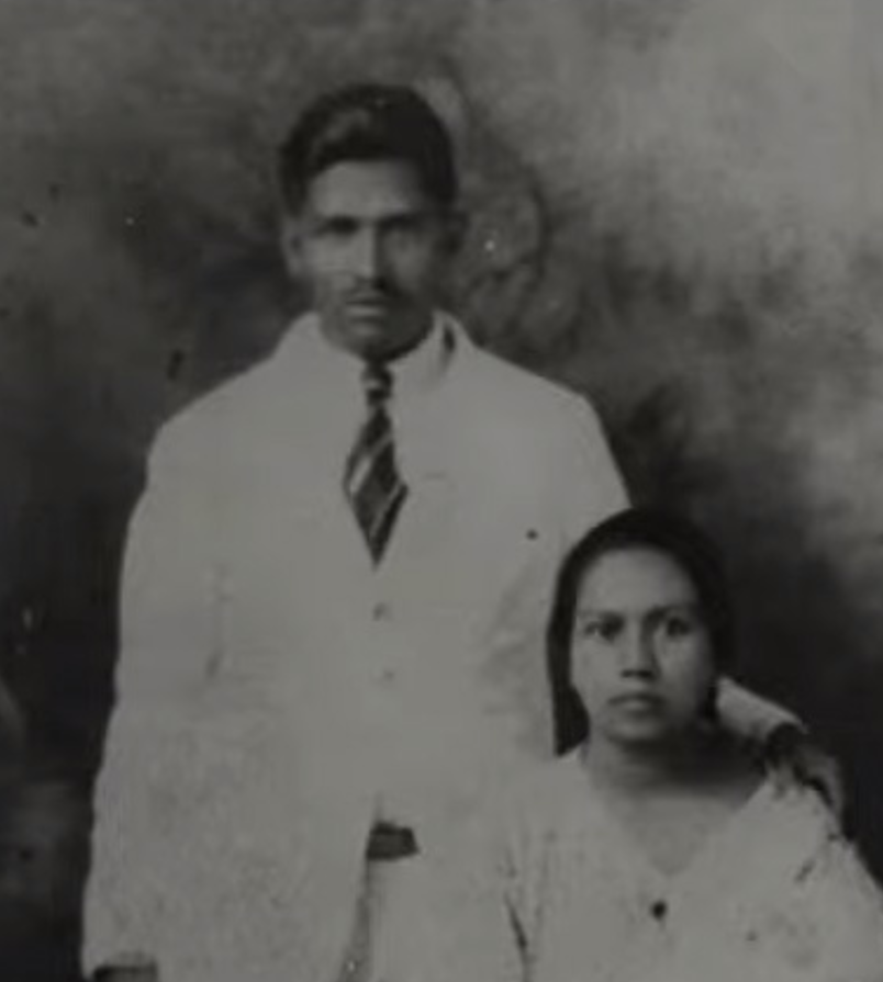 Fotografia de Eusebio (Aaron) Joaquin, entre 1931 a 1933. Cuando fungia como pastor de la IECE. Vistiendo corbata y traje posiblemente de la tienda Frans Eckerman y zapatos de Daniel Gomez.

LLDM afirma que el sisma de 1942 fue porque comenzo a usar corbata en 1942.