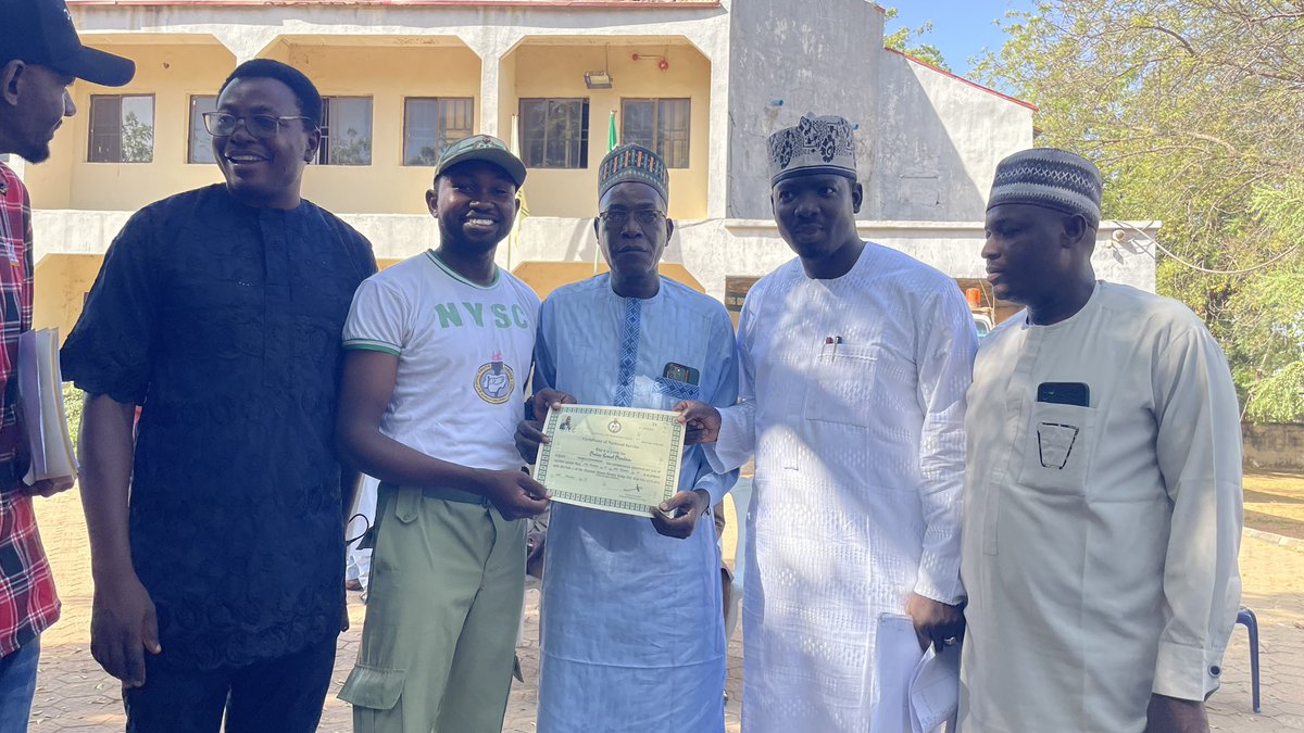 doctrLakes's tweet photo. First Nigerian to carry out 10 personal community projects in the shortest possible time to over 2000 people in North West Nigeria including fixing up a primary health care clinic, painstakingly teaching over 500 girls BLS in Female Senior Secondary Schools and donating fully equipped first aid boxes while leading community service group in 11 medical interventions and outreaches including responding to 2025 meningitis outbreak and heat wave in the North West 

Did these while running 4 hospitals, preparing for exams, pursuing a postgraduate course in a new territory and serving as NCCF executive