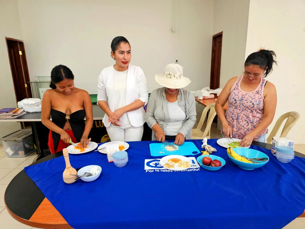 Salud_StaElena's tweet photo. #Salinas|🙆🏻‍♀️ Con la participación activa de las madres de familia,  en #SantaRosa y #JoséLuisTamayo  se realizaron talleres demostrativos de "Preparaciones Saludables" con la asesoría de la Nutricionista Comunitaria del Ministerio de Salud Pública. https://t.co/3oKKrg127U