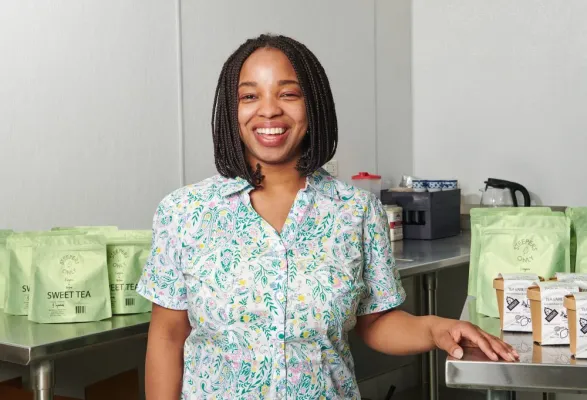 Spilling the tea with alumna Angelica Lee 🫖 Lee turned her experience at <a href="/FSHN_Illinois/">FSHN at Illinois</a> into Steepers Only, a Chicago-based tea company rooted in hands-on learning and mentorship. Tomorrow is National Tea Day, so grab your teacup &amp; steep away.

Read more: aces.illinois.edu/news/every-tim…